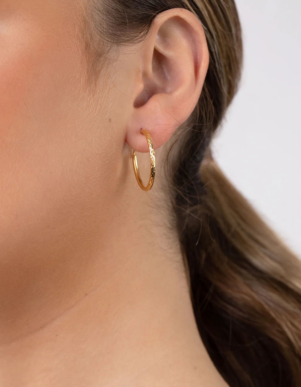 Gold Plated Sterling Silver 25mm Diamond Cut Hoop Earrings - Image 3